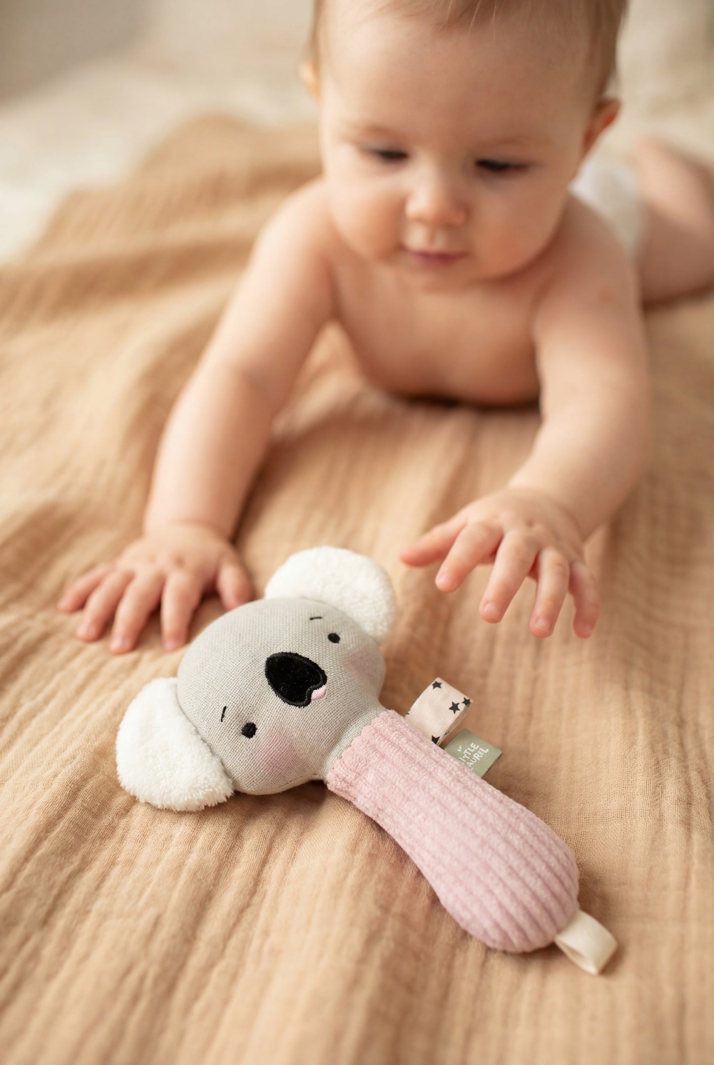 Baby Girl Maraca – Lila, Koala