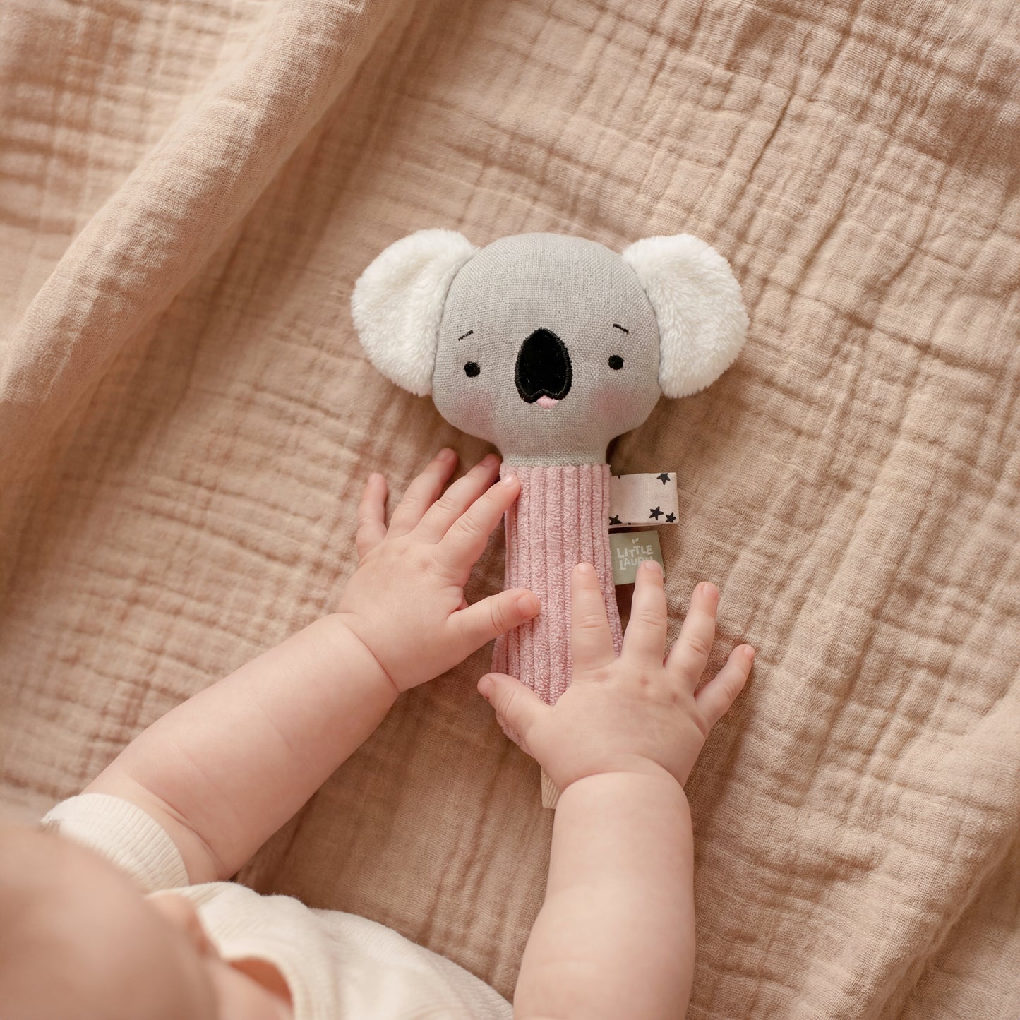 Baby Girl Maraca – Lila, Koala